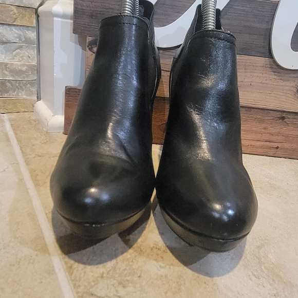 Adrienne Vittadini Womens Booties, Style Av-Patia, Color Black, Size 8. Pre-owne - Picture 3 of 9